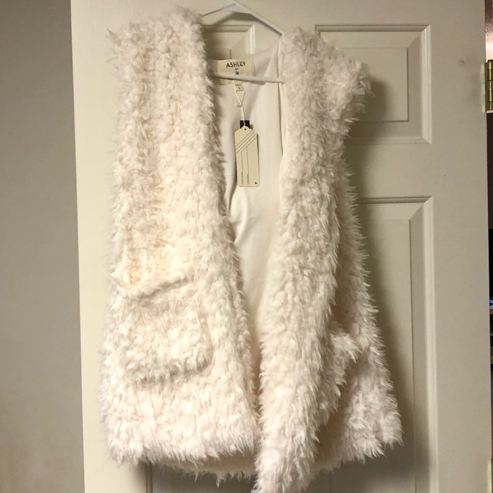 NWT Ashely by 26 fluffy hooded vest Large
